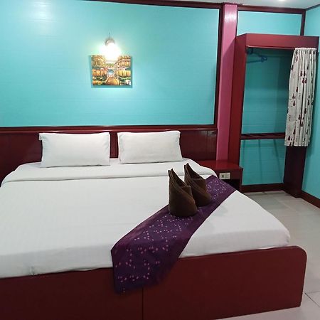 Haad Somboon House Hotell Bang Saphan Exteriör bild