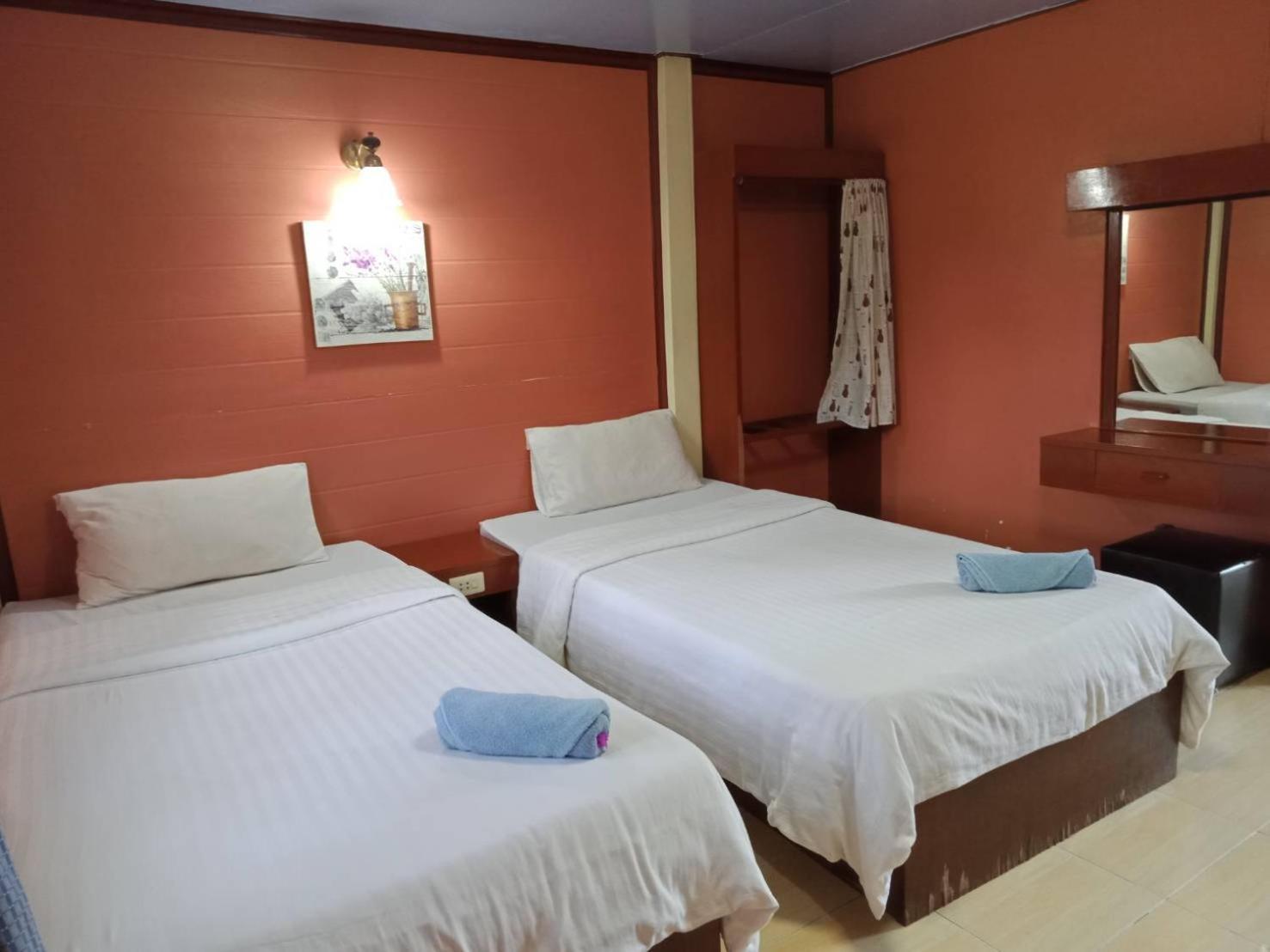 Haad Somboon House Hotell Bang Saphan Exteriör bild