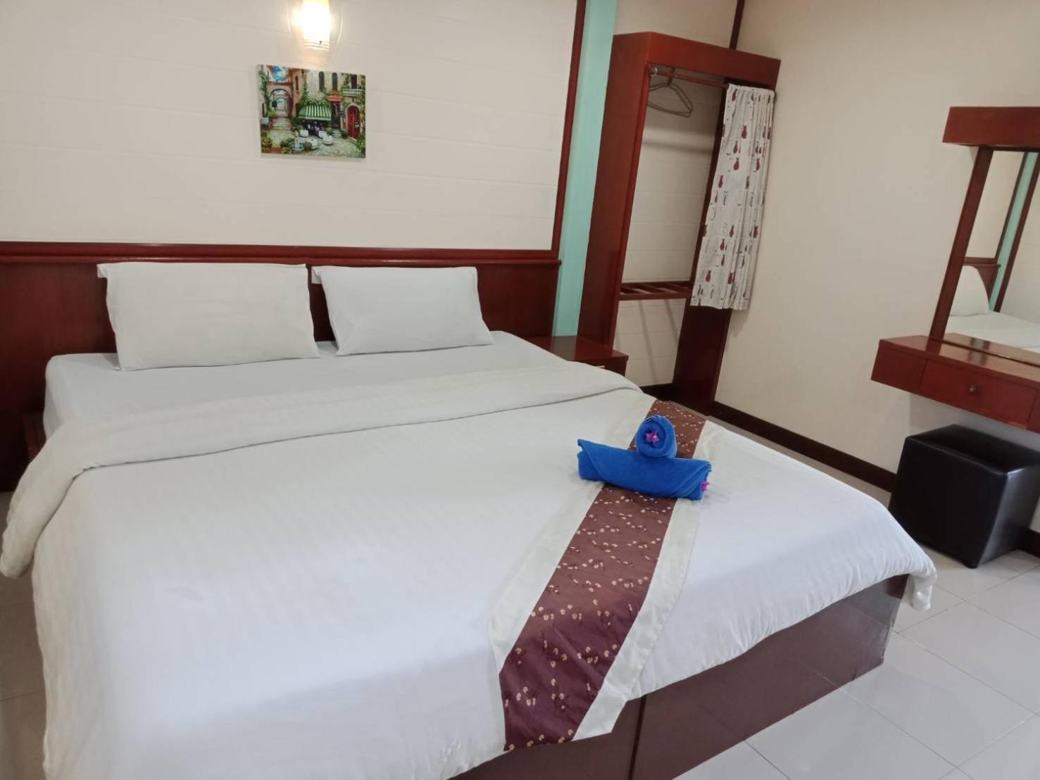 Haad Somboon House Hotell Bang Saphan Exteriör bild