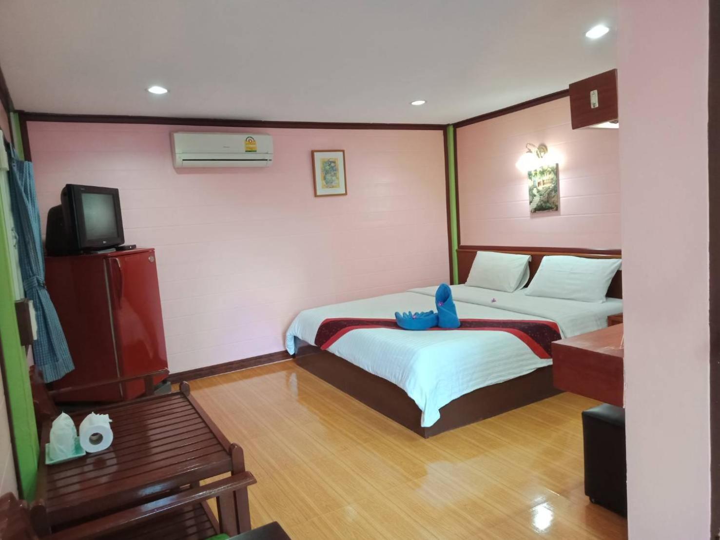 Haad Somboon House Hotell Bang Saphan Exteriör bild