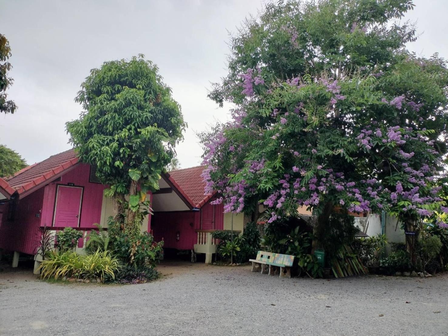 Haad Somboon House Hotell Bang Saphan Exteriör bild