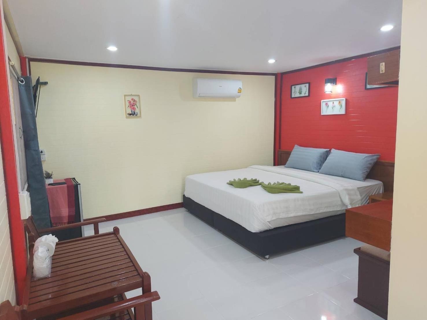 Haad Somboon House Hotell Bang Saphan Exteriör bild