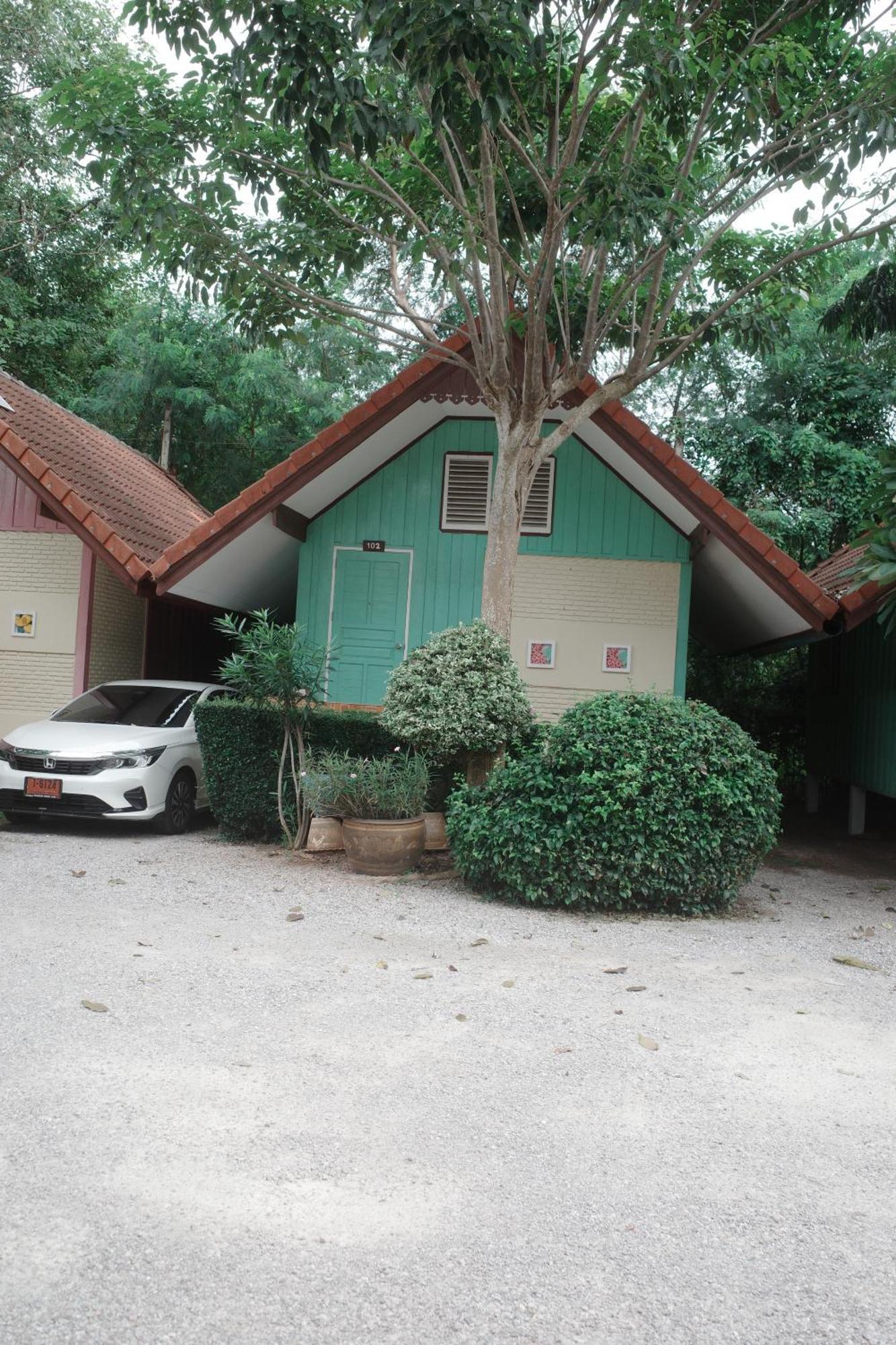 Haad Somboon House Hotell Bang Saphan Exteriör bild