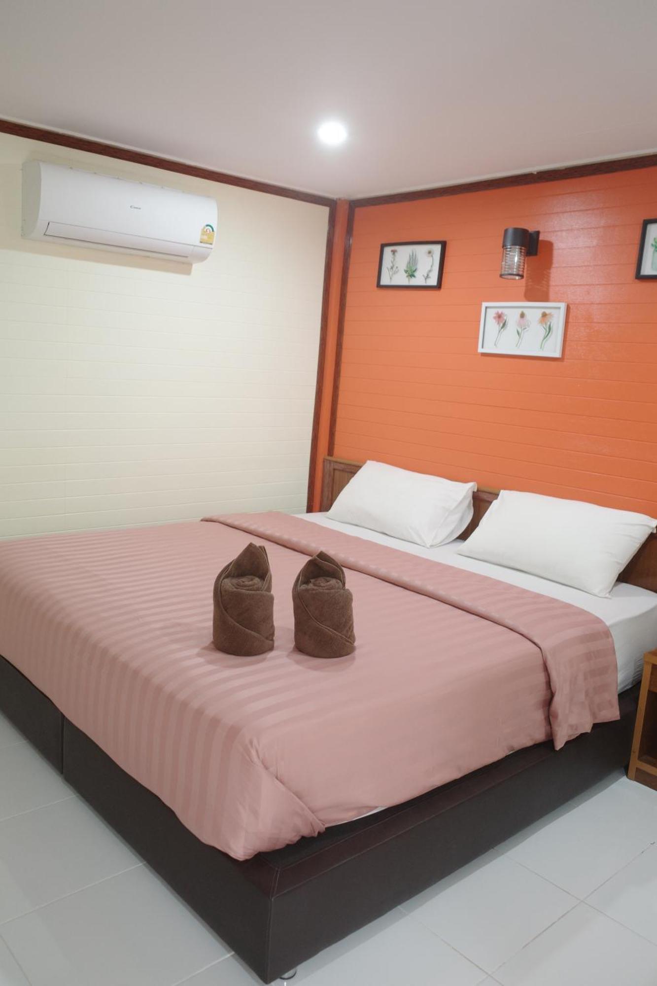 Haad Somboon House Hotell Bang Saphan Exteriör bild