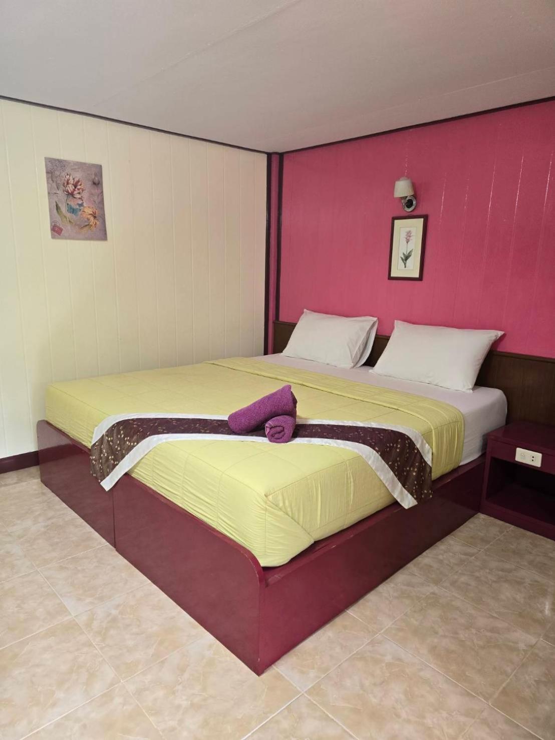 Haad Somboon House Hotell Bang Saphan Exteriör bild