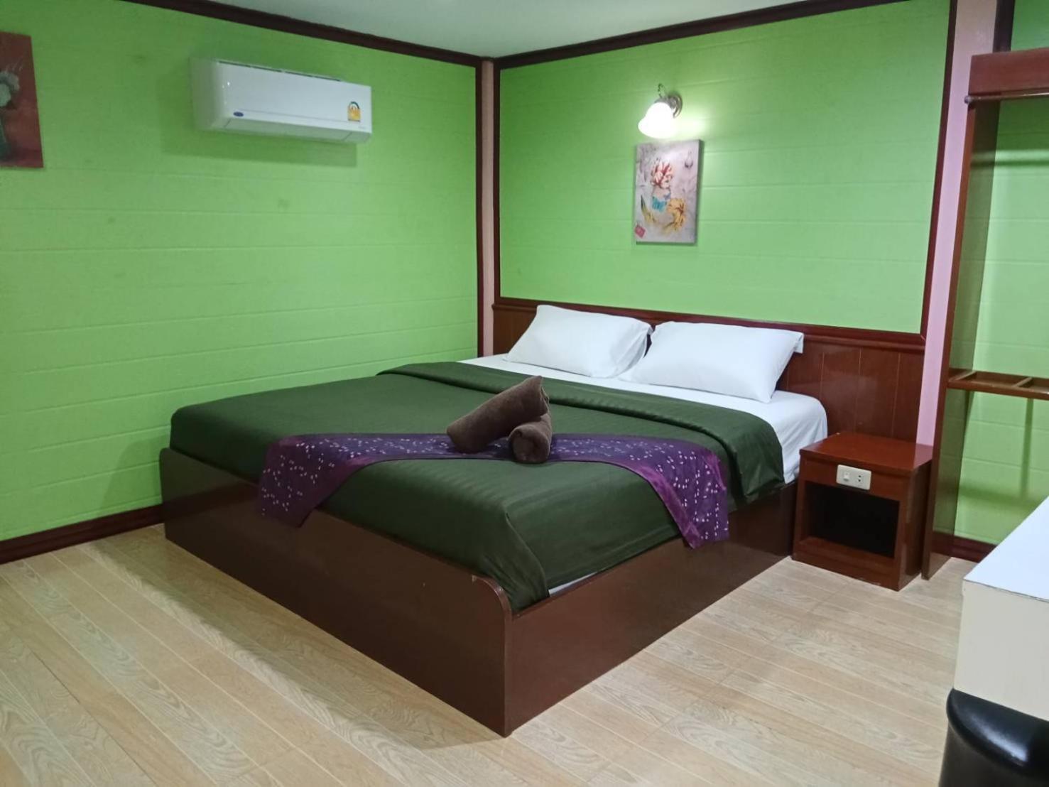 Haad Somboon House Hotell Bang Saphan Exteriör bild