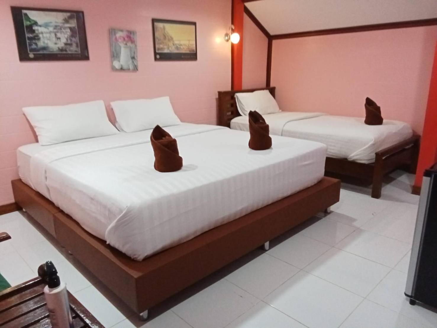 Haad Somboon House Hotell Bang Saphan Exteriör bild