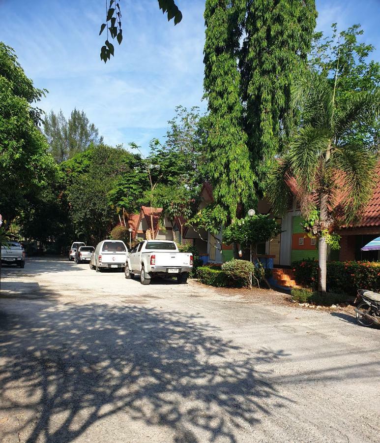 Haad Somboon House Hotell Bang Saphan Exteriör bild
