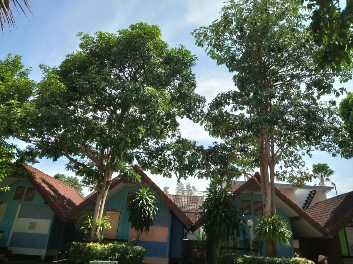 Haad Somboon House Hotell Bang Saphan Exteriör bild